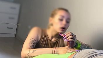 Reproduzir Garota gostosa com unhas compridas faz uma punheta intensa