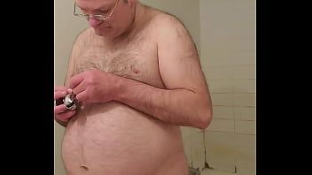 Riproduci Nude martin lavallée chiude il proprio pene in una gabbia d'acciaio