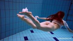 play Molhado e selvagem: fantasia pornô subaquática da ruiva europeia adolescente Marketa