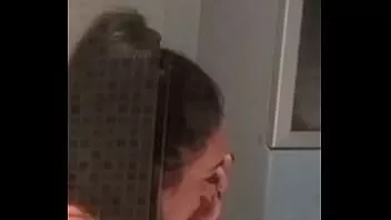 play Milf ucraniano pego cutucando o nariz e comendo compilação