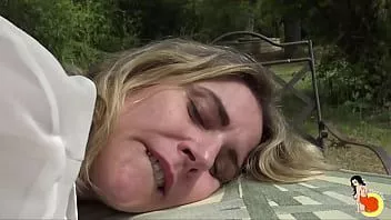 Redare 52 yo stéphanie primește un penis tare pentru un sex hardcore în grădină