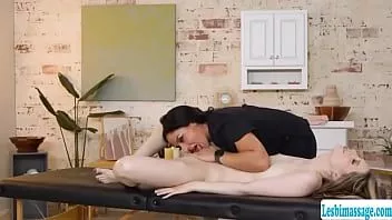 play المدلكة تجعل عميلها الرطب دافئًا