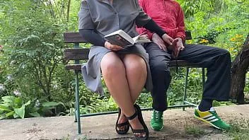 Abspielen Erfahrene Milf weiß, wie man seinen Schwanz im Freien entsaftet