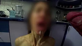 Afspelen Riskante keukenseks met 18-jarig meisje terwijl haar ouders ontspannen in de kamer ernaast 4k
