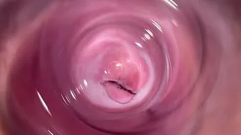 Jouer La meilleure amie montre ce qu'il y a au fond de sa chatte d'ado