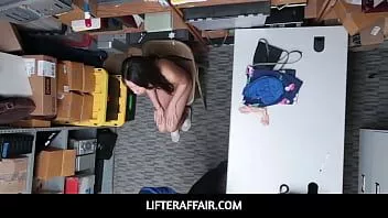 Oynat Lifteraffair - asi genç bir mağaza çalıyor ve şimdi ciddi bir belada