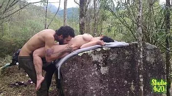 تشغيل زوجة أخت زوجتي صورتني وأنا أمارس الجنس مع صديقتها في الغابة