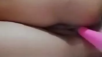 تشغيل أحاول إدخال هزاز في مؤخرتي هذه هي المرة الأولى لي