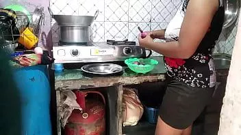 Jouer Beau-père indien baise sa belle-fille pendant la cuisson de la partie 2
