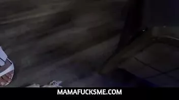 चलाएँ Mamafucksme - भाग्यशाली सौतेला बेटा सौतेली माँ के अंदर अपने लंड को हिलाता हुआ मिठाई मिल्फ़ कूची
