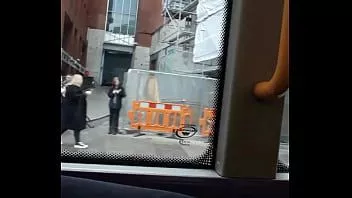 Afspelen Busvenster zwarte pik en ballen knipperen 20 (drukke stadsstraat)