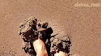 Riproduci Giornata libera piedi piedi nudi in spiaggia