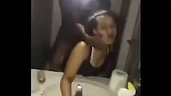 Redare Verișoara mea Shelly se făcea în baie... știam că e o târfă