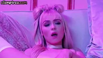 Redare O drăguță mică în nylon care strânge păsărică într-o acțiune solo moale
