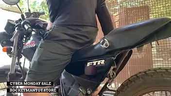 चलाएँ आदमी रॉकेटमैन सेक्स टॉय को मोटरबाइक से जोड़ता है और उसके पास एक संभोग सुख है जो उसे हिला देता है। Rocketmantoy.store . द्वारा प्रायोजित