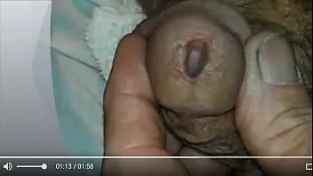 تشغيل التقطني المراهق في محطة الحافلات ومارس الجنس في حلقي ممتلئًا بأنهار نائب الرئيس التي لا نهاية لها