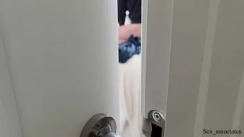 Reproduzir Fui pego ouvindo meu colega de quarto foder sua nova namorada barulhenta.