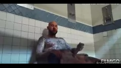 播放 监狱院力量：肌肉发达的犯人隐藏的打手枪射精狂欢