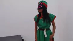 Putar Brunette MILF Merayakan Natal dengan Tarian Meja Cabul dan Striptis Setelan Natal