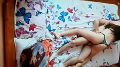 play 业余青少年女友在炎热的早晨性爱中带来强烈的真正高潮