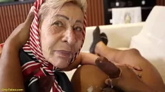 play Bunica BBC, în vârstă de 77 de ani, anal și facial