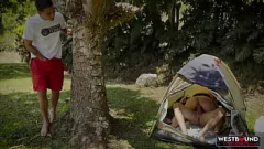 Jouer Trio extérieur sauvage d'Annie Marin avec de grands culs