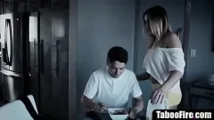 Afspelen Stiefsister vangt stiefbroer af naar de foto van Stepmom - hardcore taboe -ontmoeting