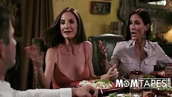 play Mamãe e tia lutam pelo trono (meu pau)
