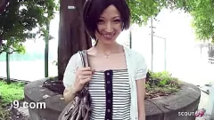 play Skinny asiatischer Teenager, der zum öffentlichen Schwanz ausgetragen wurde, saugt im Retro -Vintage -Clip