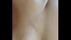 Abspielen Big Tits Frau wird ungezogen: Eine Solo -Masturbationserfahrung